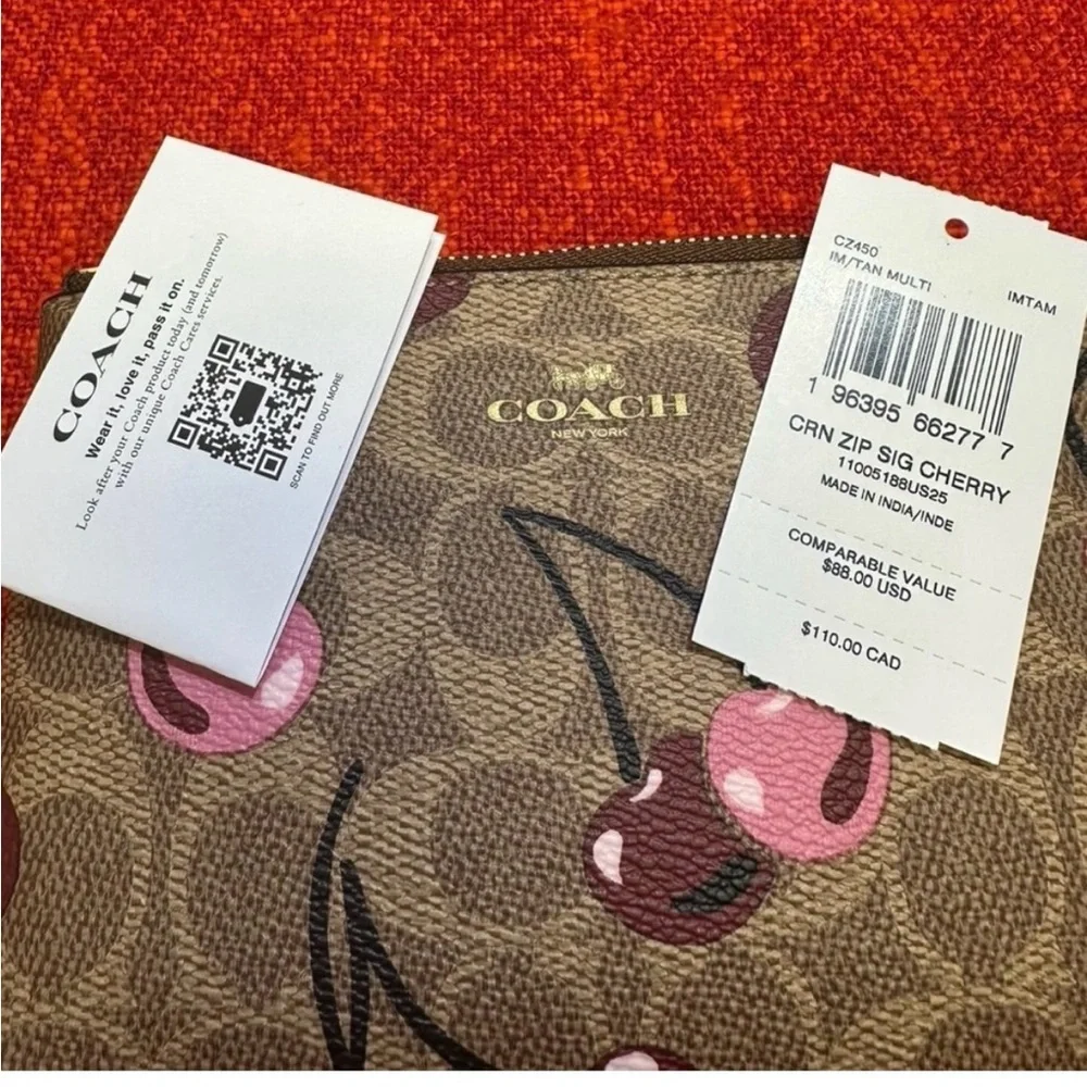 ❤️❤️❤️Coach Wallet/wristlet with cherry print CZ450❤️❤️❤️